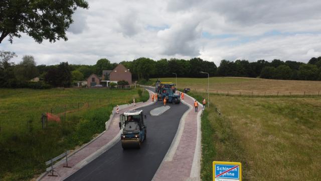 Aanbrengen asfalt deklaag mei 2022 Holleweg in Schinnen