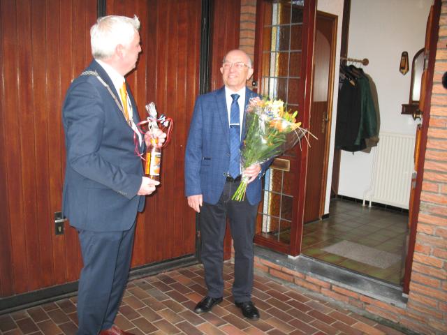Uitreiking Koninklijke Onderscheiding door burgemeester Geurts aan dhr. Herings