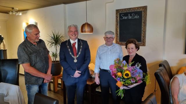 Foto v.l.n.r.: Wethouder John Essers, burgemeester Eric Geurts en de heer en mevrouw Hermkens