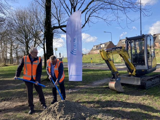 Piet Grootenboer (directeur Delta Fiber Netwerk) en Jos Timmermans (wethouder gemeente Beekdaelen) zetten eerste schop in de grond.